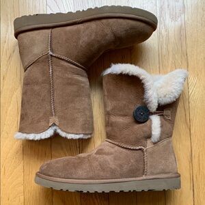 UGG Short Bailey Button Boots - Chestnut Brown 7 in box